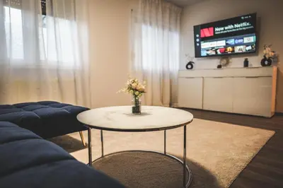 Ein Sitzbereich in der Unterkunft Moderne Ferienwohnung mit Kochinsel in Sinsheim Zentral ruhig und Netflix - Erstbezug WeHome Komfort