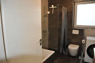 Ein Badezimmer in der Unterkunft 2-Zi Wohn NEU Modern