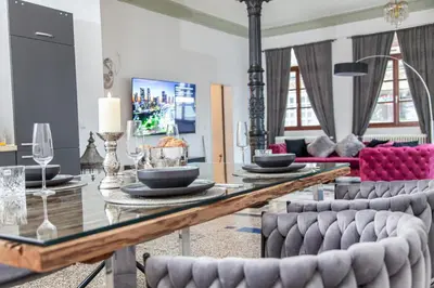 Ein Sitzbereich in der Unterkunft nidusROOMS moderne Barock Suite