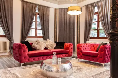 Ein Sitzbereich in der Unterkunft nidusROOMS moderne Barock Suite