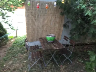 Ein Garten an der Unterkunft Günstige ruhige Unterkunft
