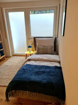 Ein Bett oder Betten in einem Zimmer der Unterkunft Im Rebennest - 3,5 ZKB mit Terasse und Garten an den Weinbergen