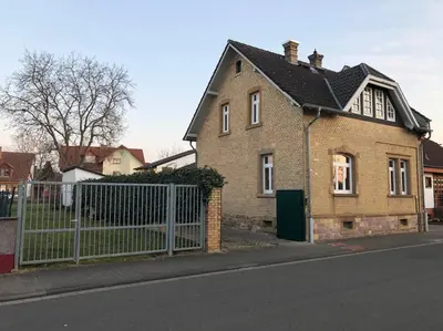 Das Gebäude in dem sich das Ferienhaus befindet