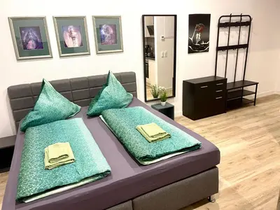 Ein Bett oder Betten in einem Zimmer der Unterkunft Goldstadt Cozy Smart Suite - City Apartament Schlössle