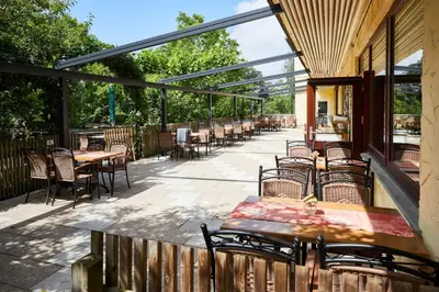 Ein Restaurant oder anderes Speiselokal in der Unterkunft Landhotel Kuralpe Kreuzhof