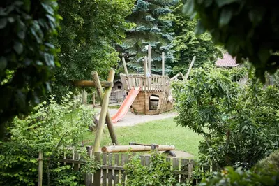 Ein Garten an der Unterkunft Landhotel Kuralpe Kreuzhof