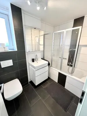 Ein Badezimmer in der Unterkunft Ganze Wohnung - Küche - Balkon - Parkplatz - WLAN - bis zu 6 Personen