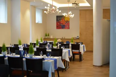 Ein Restaurant oder anderes Speiselokal in der Unterkunft Hotel Goll Pforzheim-Niefern
