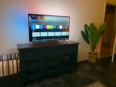 TV/Unterhaltungsangebot in der Unterkunft Cozy Apartment - 2 BR, Spacious Kitchen, Balcony, Top Location