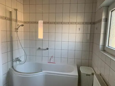 Ein Badezimmer in der Unterkunft Cozy Apartment - 2 BR, Spacious Kitchen, Balcony, Top Location