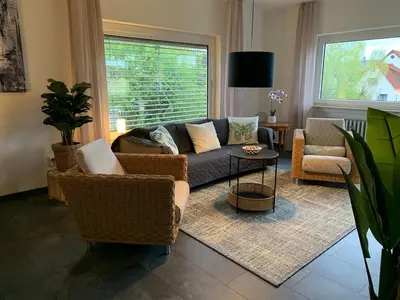 Ein Sitzbereich in der Unterkunft Cozy Apartment - 2 BR, Spacious Kitchen, Balcony, Top Location