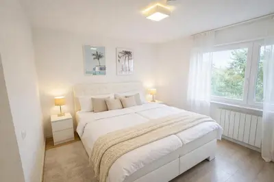 Ein Bett oder Betten in einem Zimmer der Unterkunft Moderne 3-Zi, King-Size Betten, Küche, Badewanne