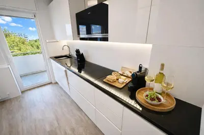 Küche/Küchenzeile in der Unterkunft Moderne 3-Zi, King-Size Betten, Küche, Badewanne