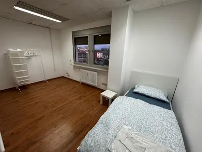 Ein Bett oder Betten in einem Zimmer der Unterkunft D1 Frankfurt 230m2 - 7 Einzelzimmer mit 2 Parkplätzen