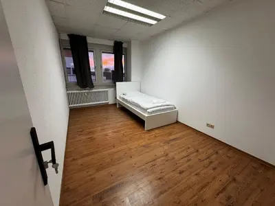 Ein Bett oder Betten in einem Zimmer der Unterkunft D1 Frankfurt 230m2 - 7 Einzelzimmer mit 2 Parkplätzen