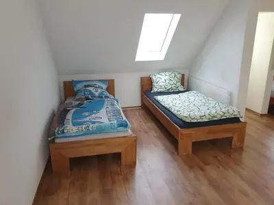 Ein Bett oder Betten in einem Zimmer der Unterkunft Gemütliche Dachsuite im Herzen von Heilbronn
