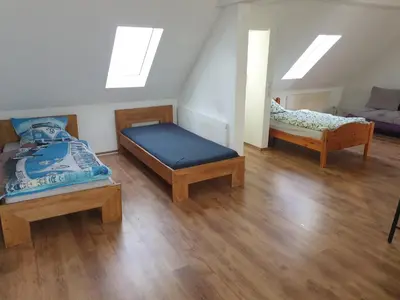Ein Bett oder Betten in einem Zimmer der Unterkunft Gemütliche Dachsuite im Herzen von Heilbronn