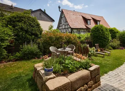 Ein Garten an der Unterkunft Winzerlodge, Wohnung Burgunder