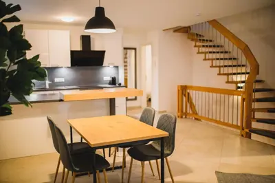 Ein Sitzbereich in der Unterkunft HUGOS Design House am Waldrand - ruhig & modern