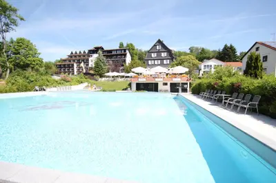 Der Swimmingpool an oder in der Nähe von Ringhotel Siegfriedbrunnen