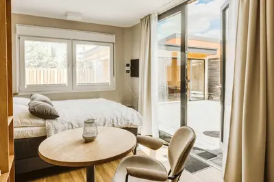 Ein Sitzbereich in der Unterkunft Moderne Tiny Houses am Weingut