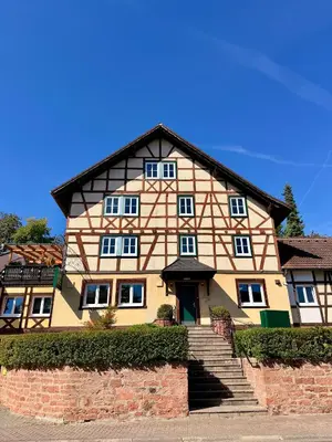 Das Gebäude in dem sich das Privatzimmer befindet