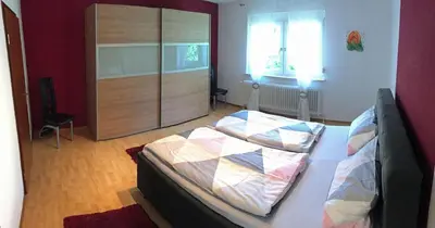 Ein Bett oder Betten in einem Zimmer der Unterkunft Ferienwohnung Gaby - im Weingut Doll