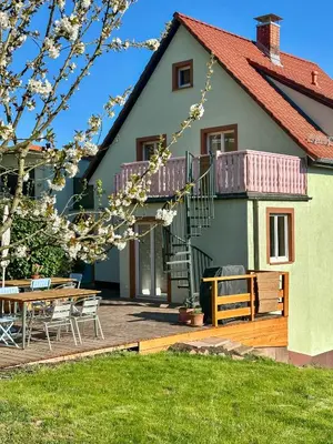 Das Gebäude in dem sich das Ferienhaus befindet