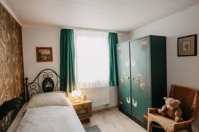 Ein Bett oder Betten in einem Zimmer der Unterkunft Altes Häusle am Waschbach-Weintraube