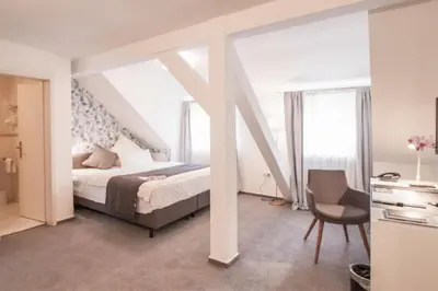 Ein Bett oder Betten in einem Zimmer der Unterkunft Hofgut Dippelshof Hotel- und Restaurant KG