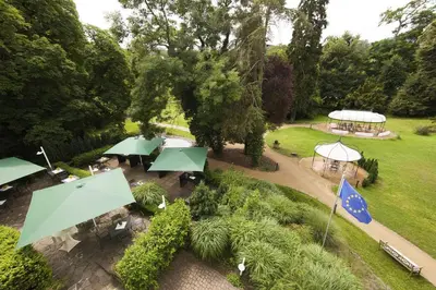 Ein Garten an der Unterkunft Hofgut Dippelshof Hotel- und Restaurant KG