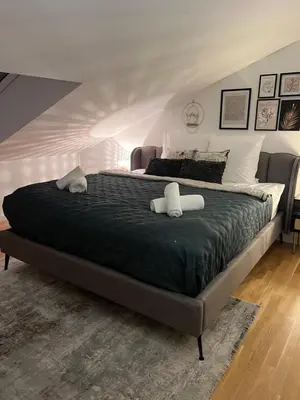 Ein Bett oder Betten in einem Zimmer der Unterkunft 2-Zimmer Apartment - Zentral über den Dächern von Aschaffenburg - 5 min vom HBF - Gegenüber City Galerie