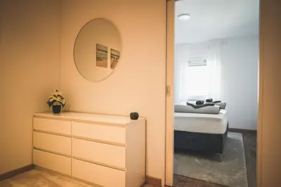 Grundriss der Unterkunft Designer Apartment in Sinsheim Erstbezug 75 TV mit Netflix und offene Küche WeHome Premium
