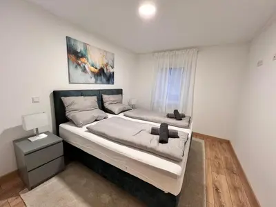 Ein Bett oder Betten in einem Zimmer der Unterkunft Designer Apartment in Sinsheim Erstbezug 75 TV mit Netflix und offene Küche WeHome Premium
