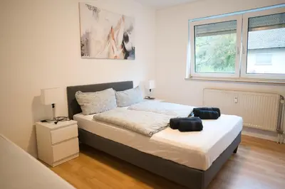 Ein Bett oder Betten in einem Zimmer der Unterkunft Modern und Gemütlich, Ferienwohnung mit Balkon und Netflix in Leimen WeHome Komfort