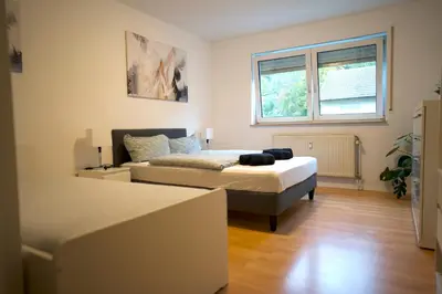 Ein Bett oder Betten in einem Zimmer der Unterkunft Modern und Gemütlich, Ferienwohnung mit Balkon und Netflix in Leimen WeHome Komfort