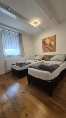 Ein Bett oder Betten in einem Zimmer der Unterkunft Weisenau-Schlafbereich - Einzel-oder Doppelbett