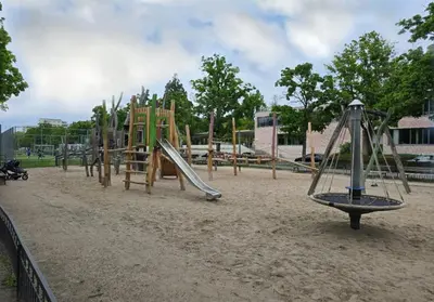 Ein Kinderspielbereich in der Unterkunft Modernes und gemütliches Studio in Karlsruhes Zentrum - APOLONIAliving