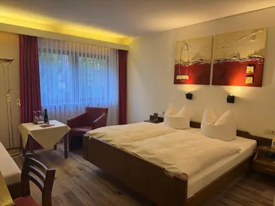 Ein Bett oder Betten in einem Zimmer der Unterkunft Hotel Das Waldhaus in Maikammer