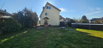 Ein Garten an der Unterkunft Schöne Wohnung mit Kamin