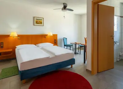 Ein Bett oder Betten in einem Zimmer der Unterkunft Heilbronner Pension am schönen Theater