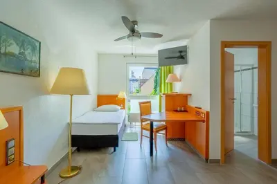 Ein Bett oder Betten in einem Zimmer der Unterkunft Heilbronner Pension am schönen Theater