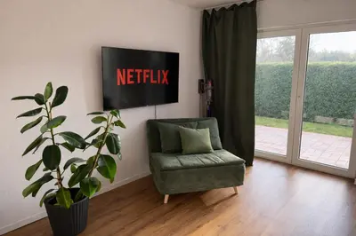 TV/Unterhaltungsangebot in der Unterkunft Fächerlofts Black Forest Terrasse 40qm Studio WLAN - Messe Karlsruhe