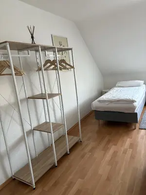 Ein Bett oder Betten in einem Zimmer der Unterkunft City Nest Ettlingen - nähe Wasenpark