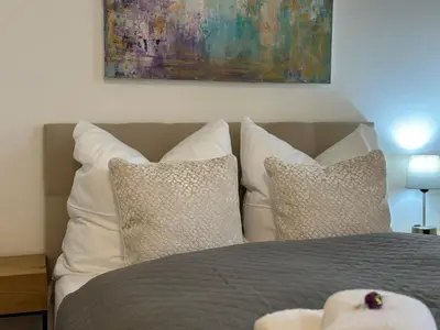 Ein Bett oder Betten in einem Zimmer der Unterkunft BELLA - Business&Family Ap 12, 100m zum Konzerteingang Schloß, Parkplatz, SmartTV, Netflix, Waschmaschine, 24h Checkin, 36qm