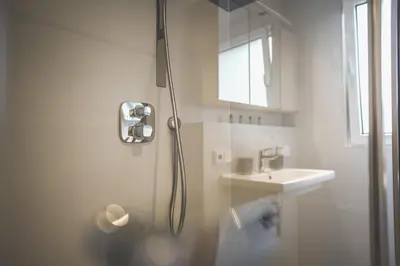 Ein Badezimmer in der Unterkunft Exklusives Apartment Sinsheim Luxus, 75 TV & Top Lage WeHome Premium