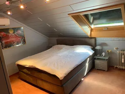 Ein Bett oder Betten in einem Zimmer der Unterkunft klimatisiere Dachwohnung in Weinsberg-Gellmersbach