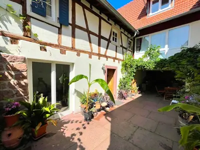 Ein Garten an der Unterkunft Schlafgut-Freytag Ferienhaus Pfälzer Bu