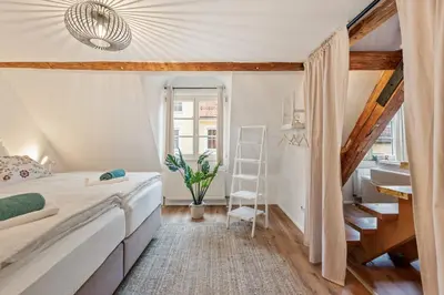 Ein Bett oder Betten in einem Zimmer der Unterkunft LubuNest l Altstadt Stellplatz Blühendes Barock