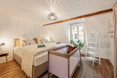 Ein Bett oder Betten in einem Zimmer der Unterkunft LubuNest l Altstadt Stellplatz Blühendes Barock